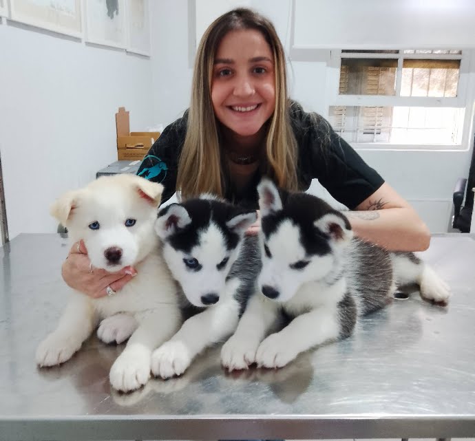 Paciente feliz sorrindo de forma saudavel na praia